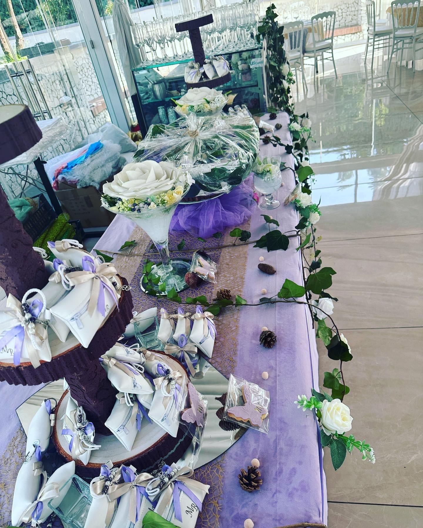 Un tavolo con tante decorazioni viola