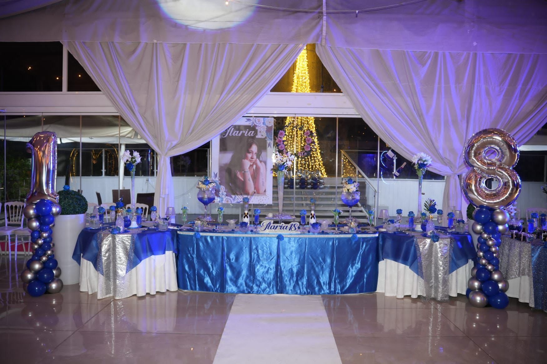 Una stanza decorata per una festa di compleanno con palloncini e un tavolo.