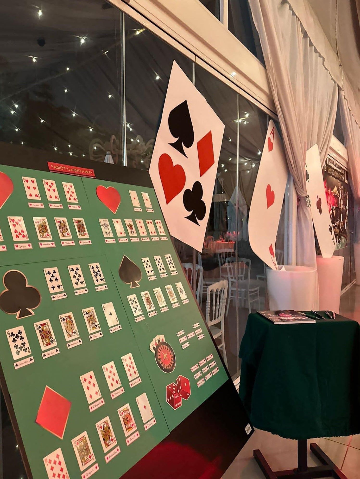 Una tavola verde con sopra delle carte da gioco