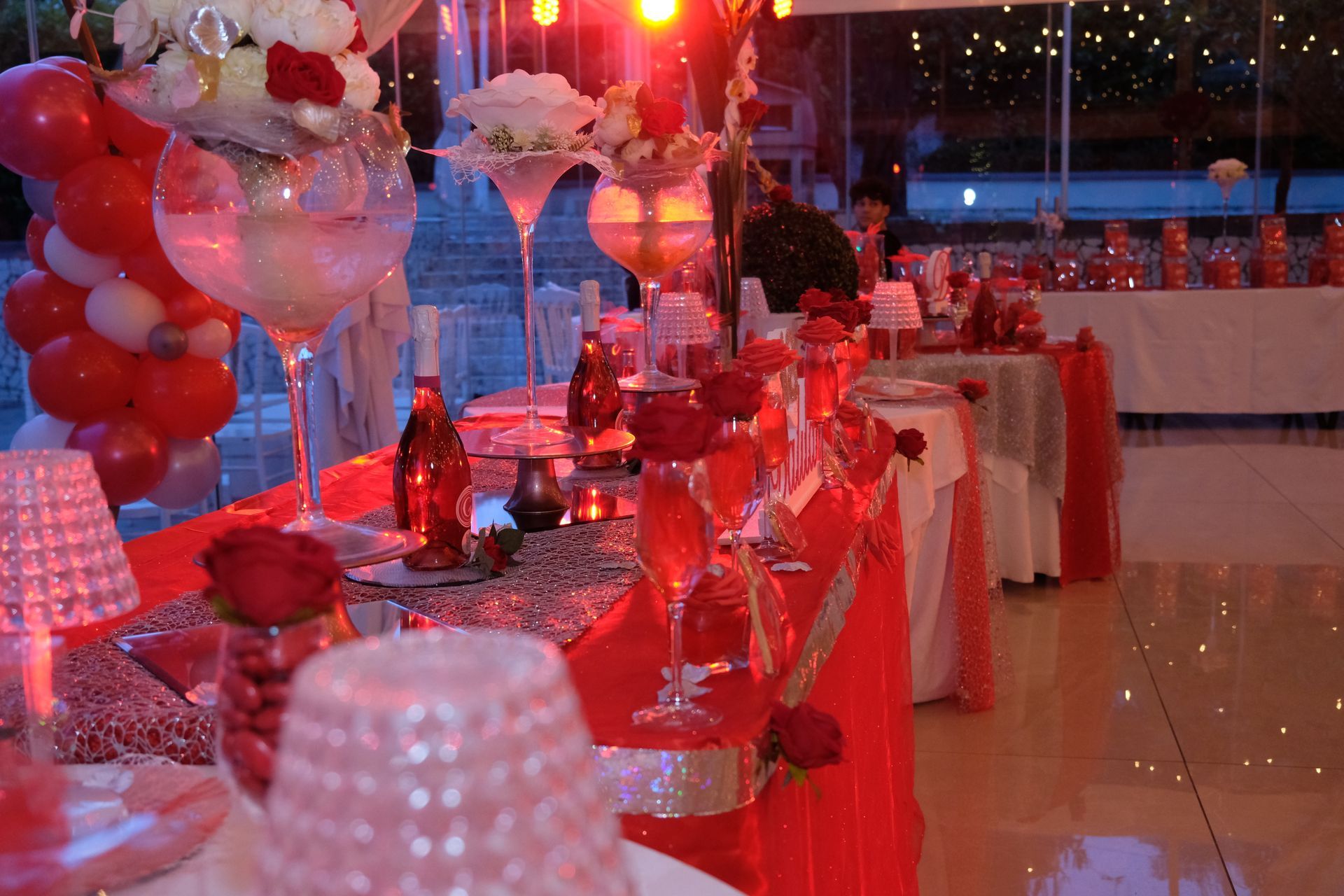 Un tavolo con tante decorazioni rosse sopra