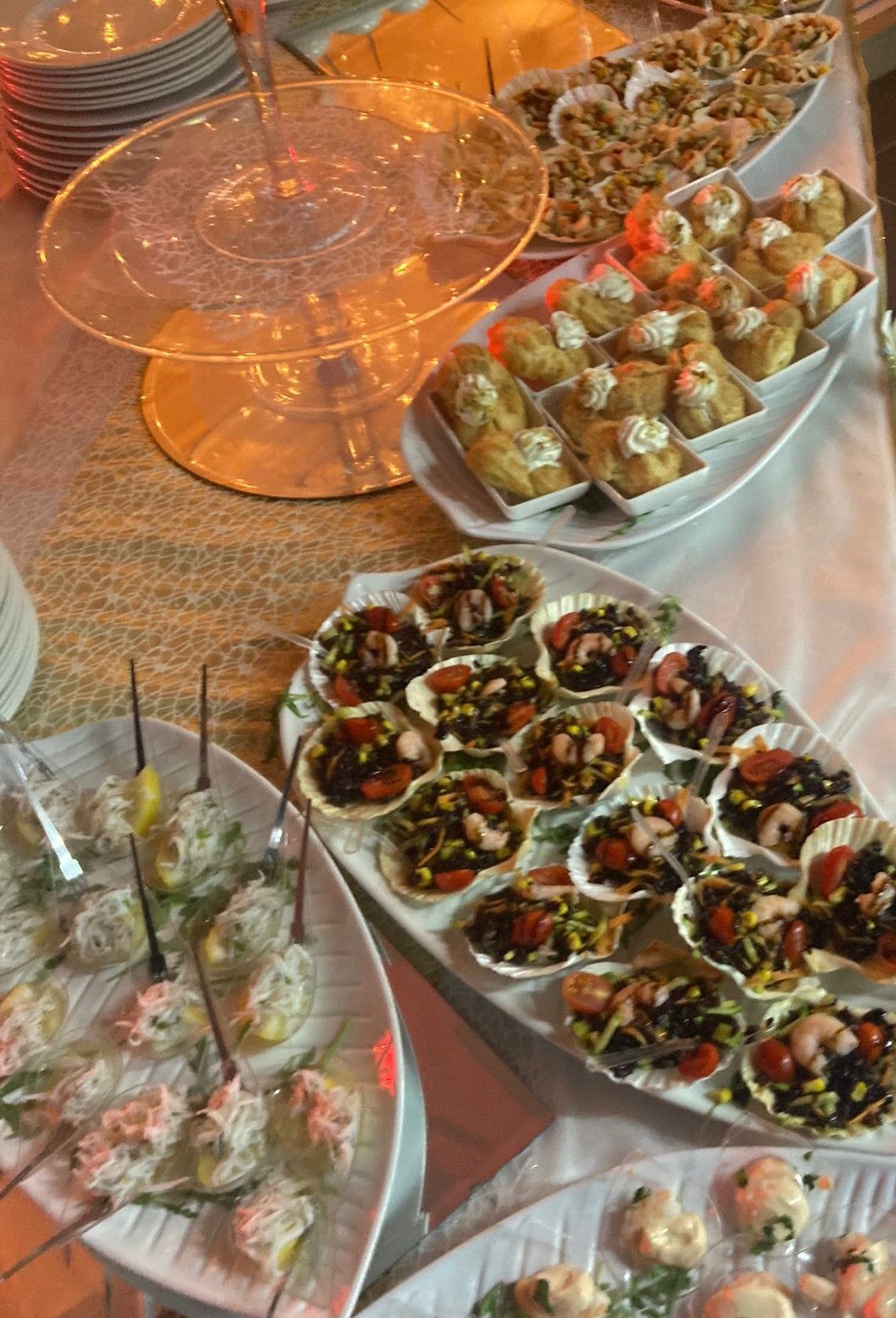 Un tavolo da buffet pieno di piatti di cibo, compresi gli antipasti