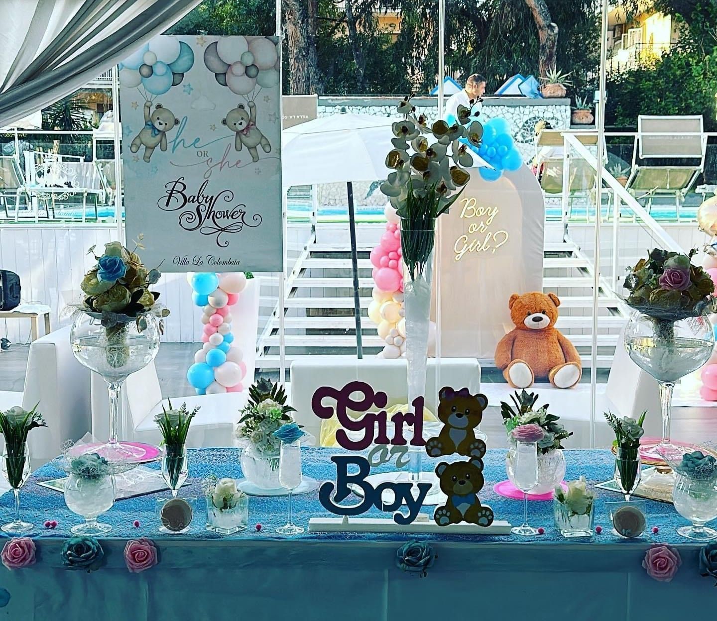 Un tavolo decorato per un baby shower con un cartello che dice femmina o maschio