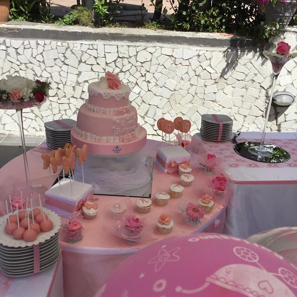 Un tavolo con una torta e dei cupcake sopra