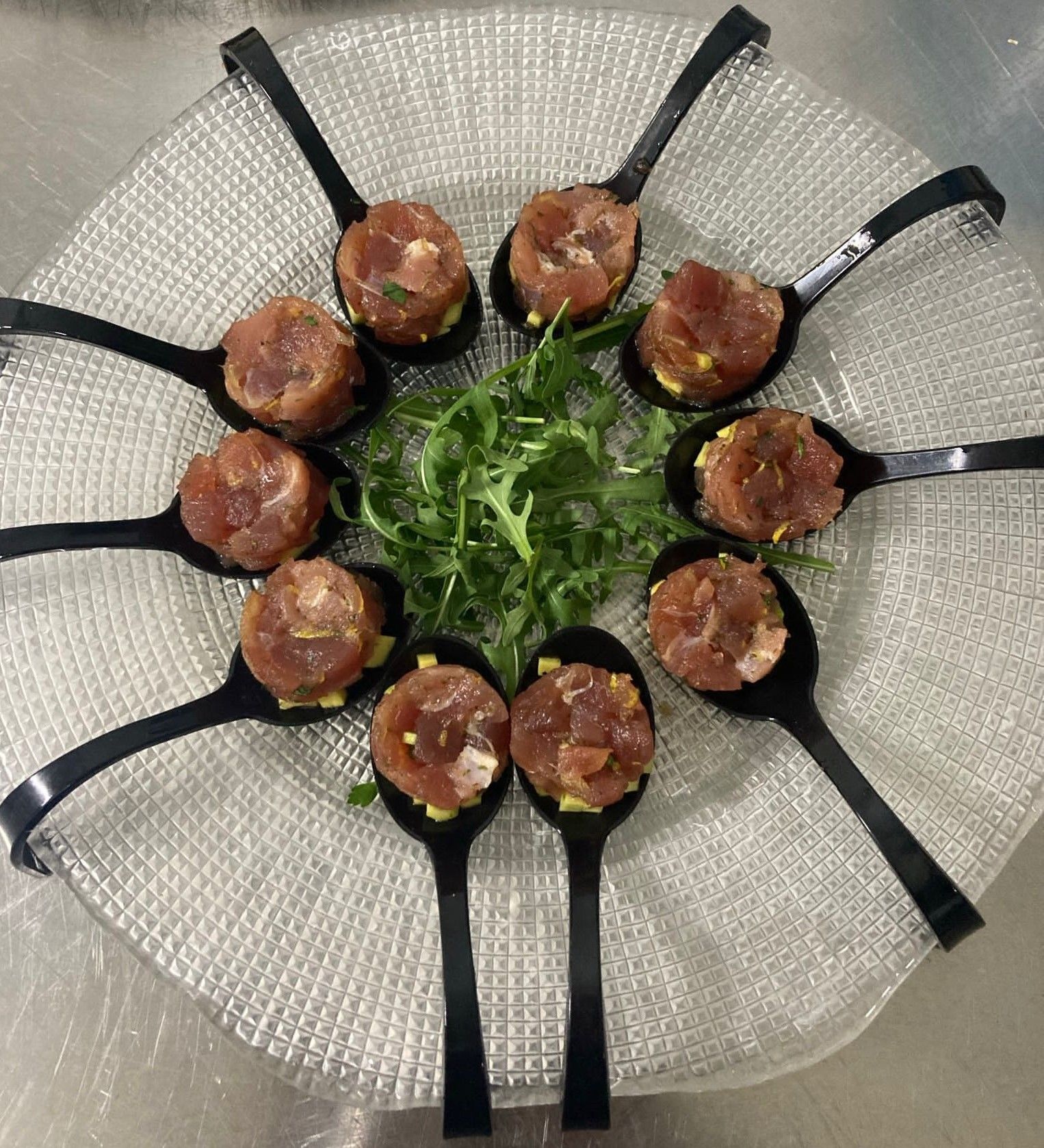 Un piatto di cibo con cucchiai pieni di carne e verdure