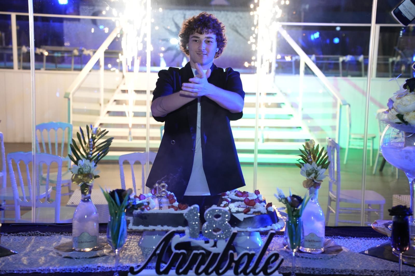 Un uomo è in piedi davanti a un tavolo con un cartello che dice Annibale