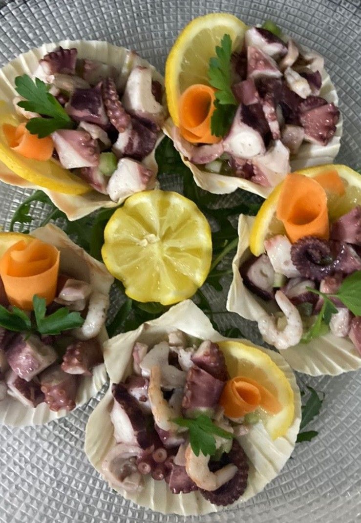 Un piatto di cibo con limoni e carote sopra