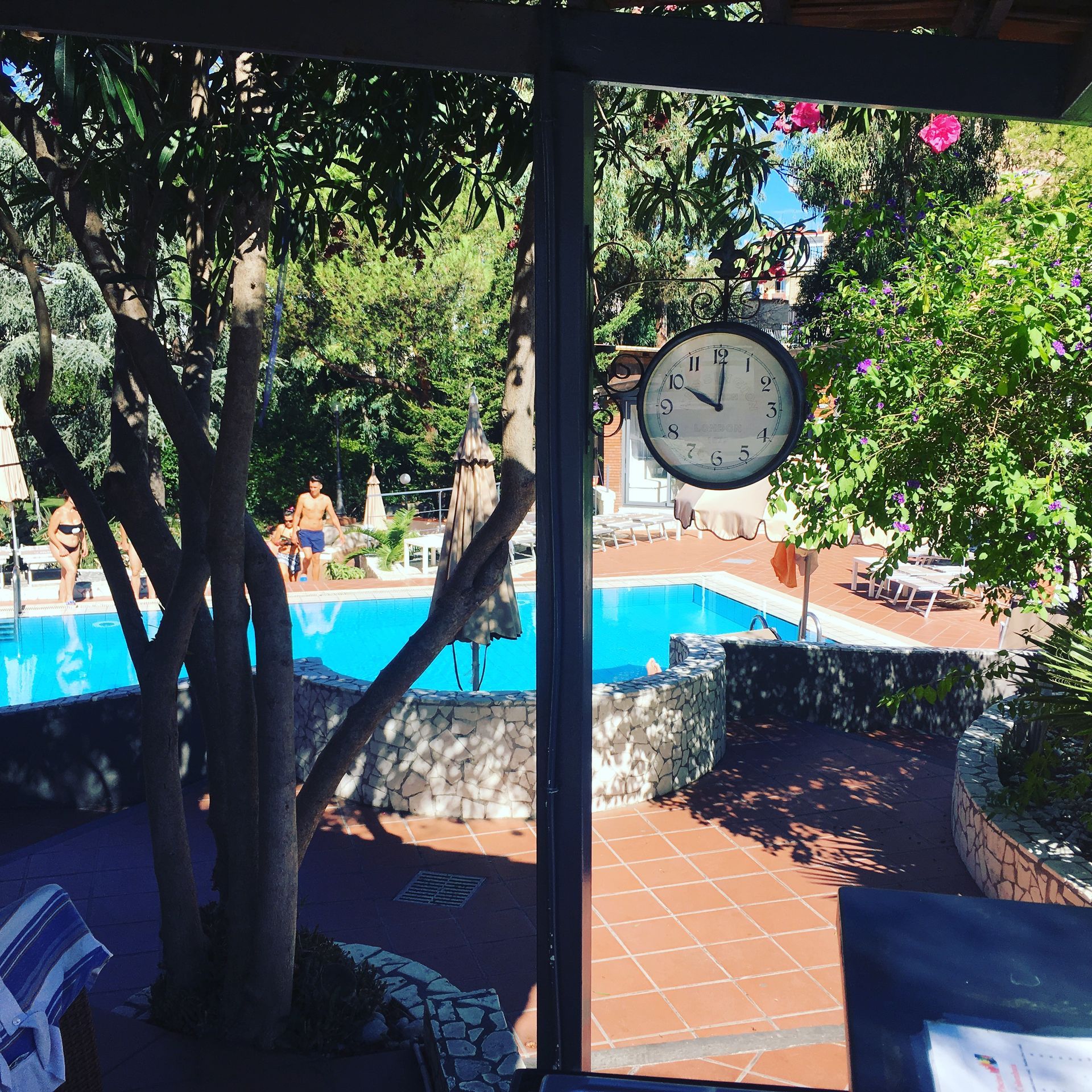 Un orologio sul lato di un edificio segna le 4:20