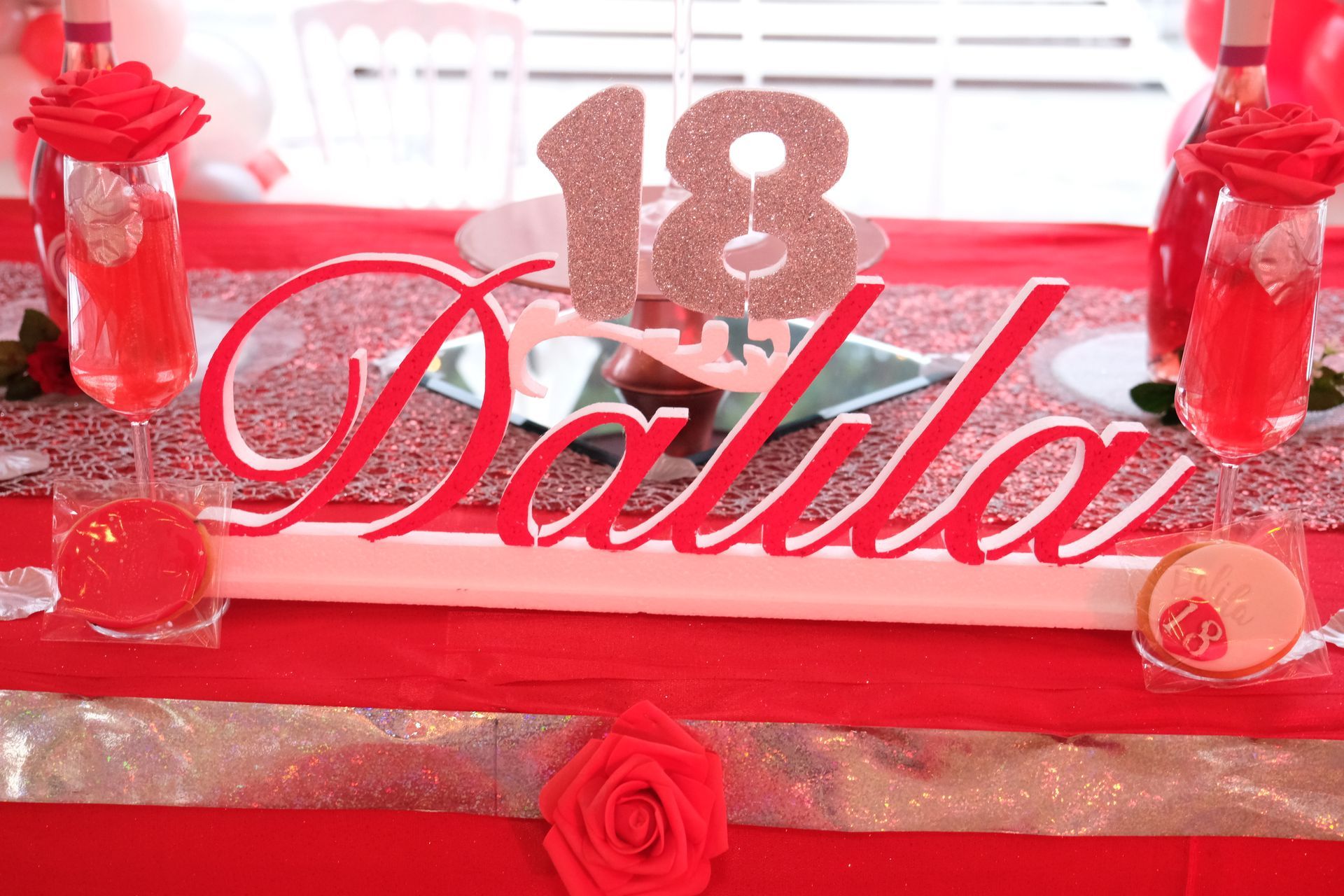 Un tavolo rosso con un cartello che dice dalla sopra