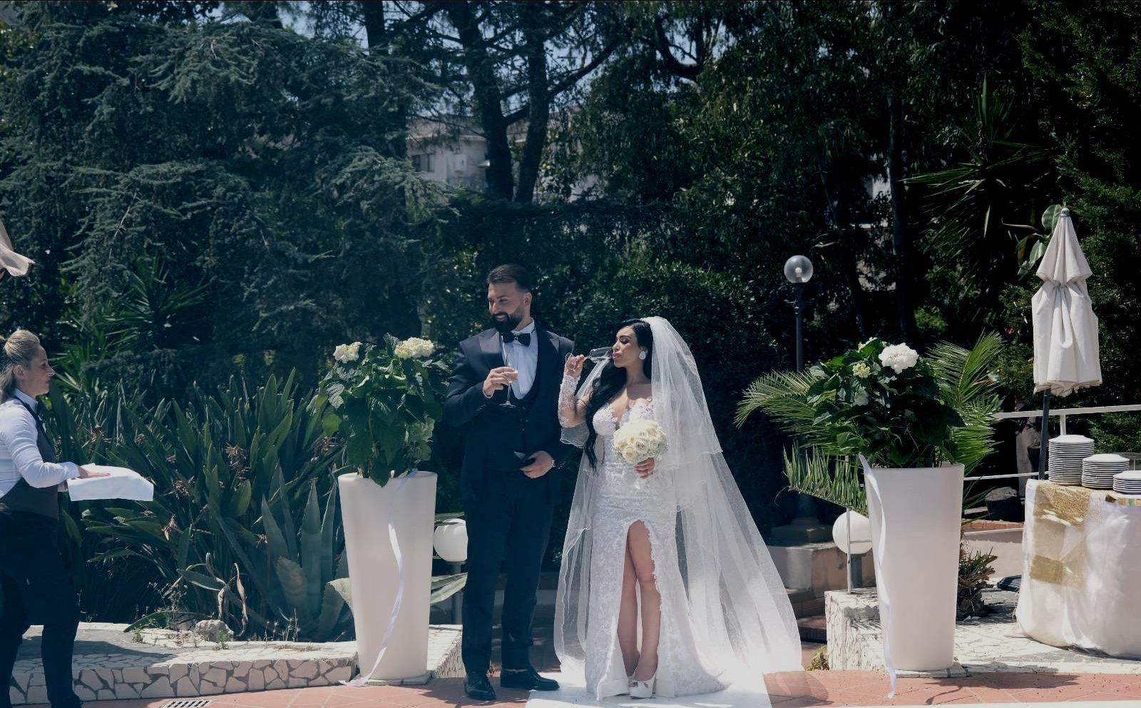 Gli sposi sono in piedi uno accanto all'altro durante la cerimonia nuziale.