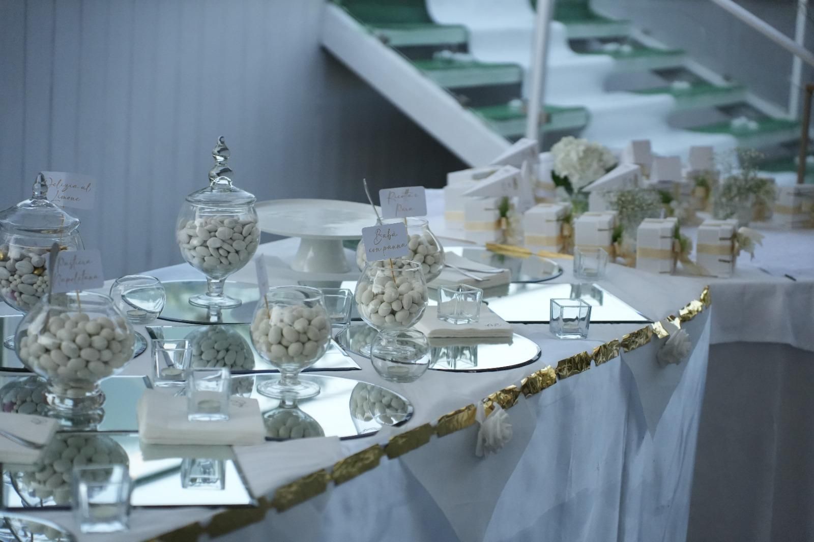 Un tavolo con un sacco di caramelle sopra