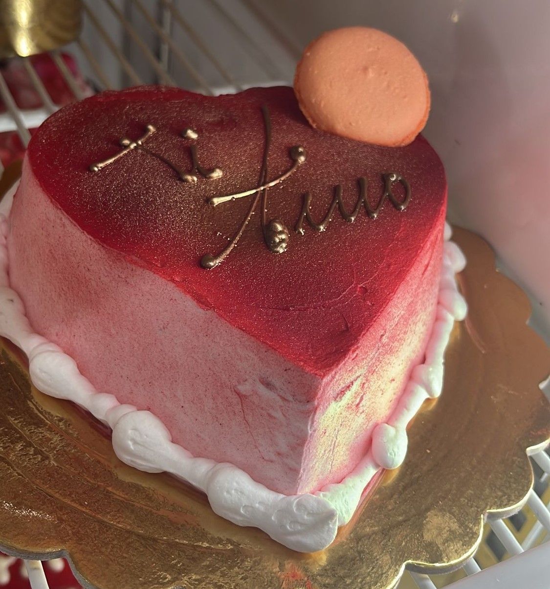 Una torta a forma di cuore con la parola amore scritta sopra