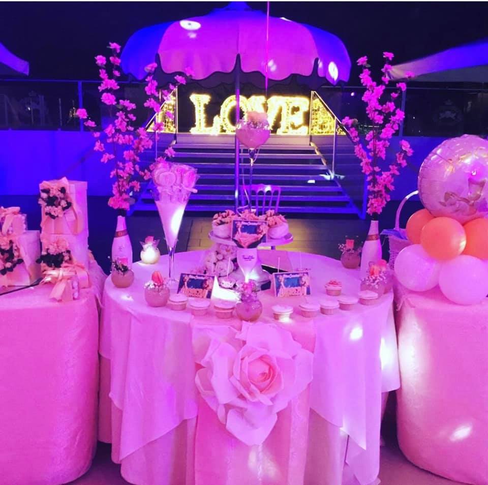 Un tavolo con un cartello che dice amore sopra