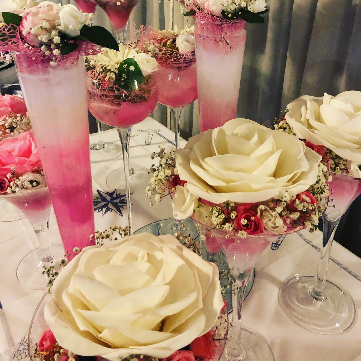 Un mazzo di bicchieri da martini con fiori dentro