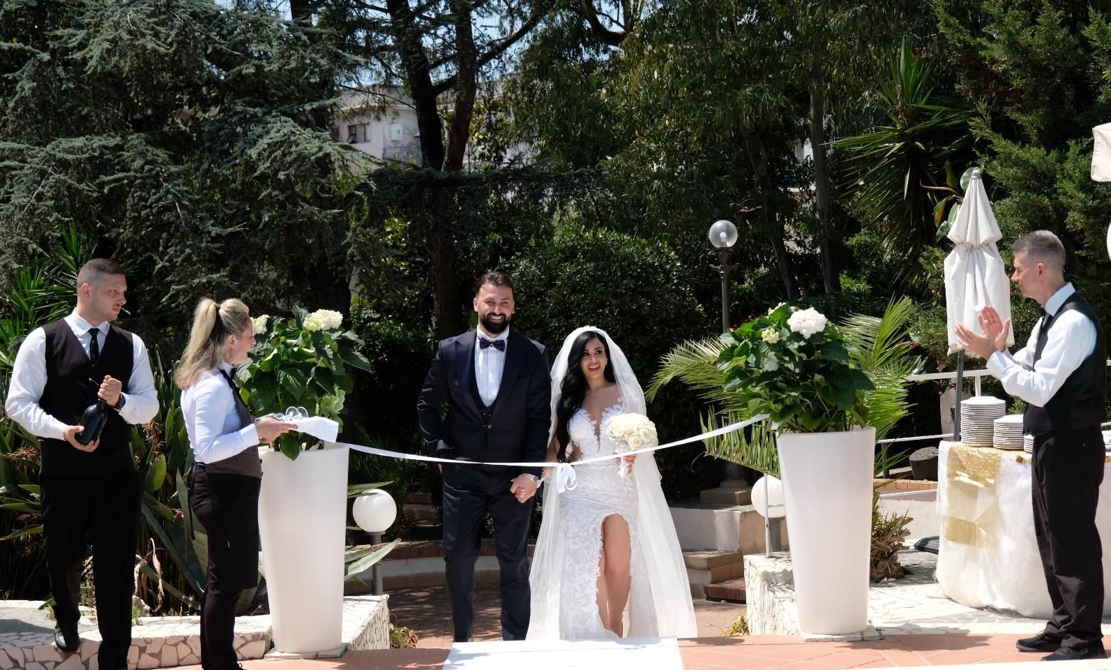 Una sposa e uno sposo tagliano il nastro durante la cerimonia nuziale.