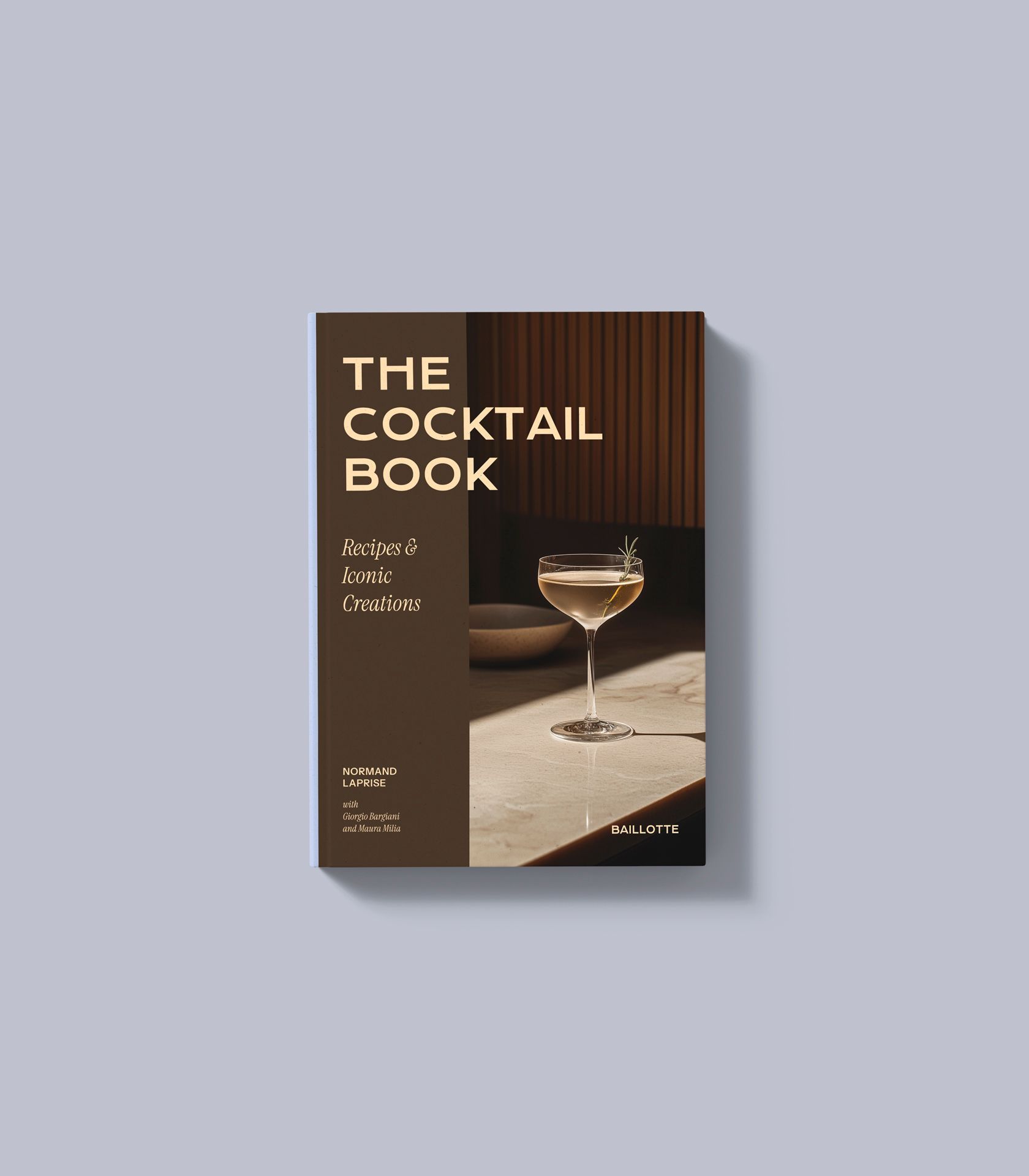 A capa do livro de coquetéis, em tons de marrom e creme, apresenta uma taça de coquetel sobre uma mesa e listras verticais imitando madeira.