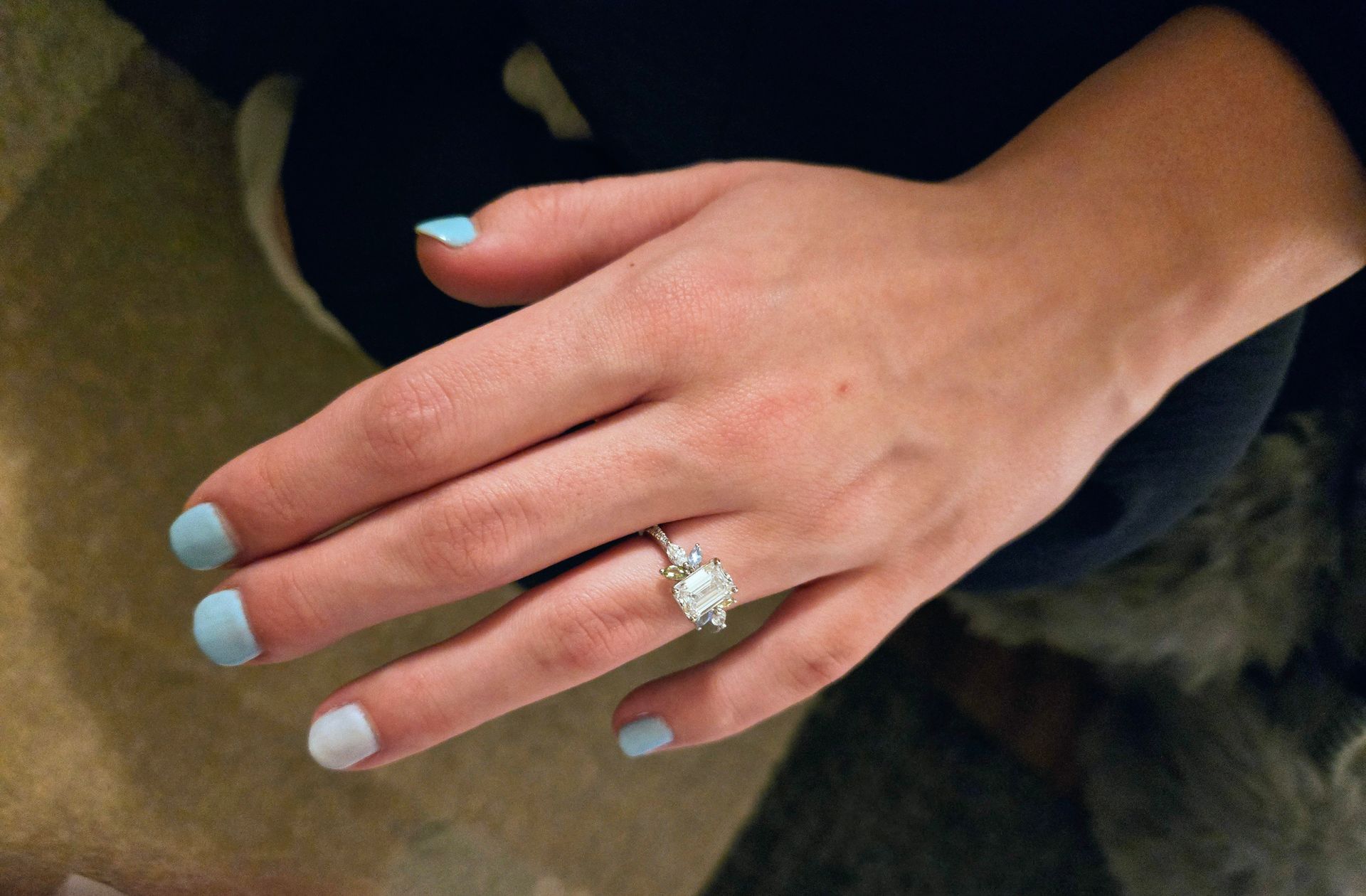 A store front with a sign that says konadu on it