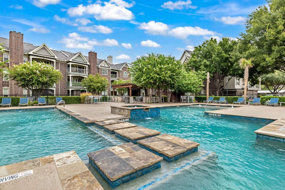 A resort-style swimming pool at Marquis at Silver Oaks in Grapevine, TX.