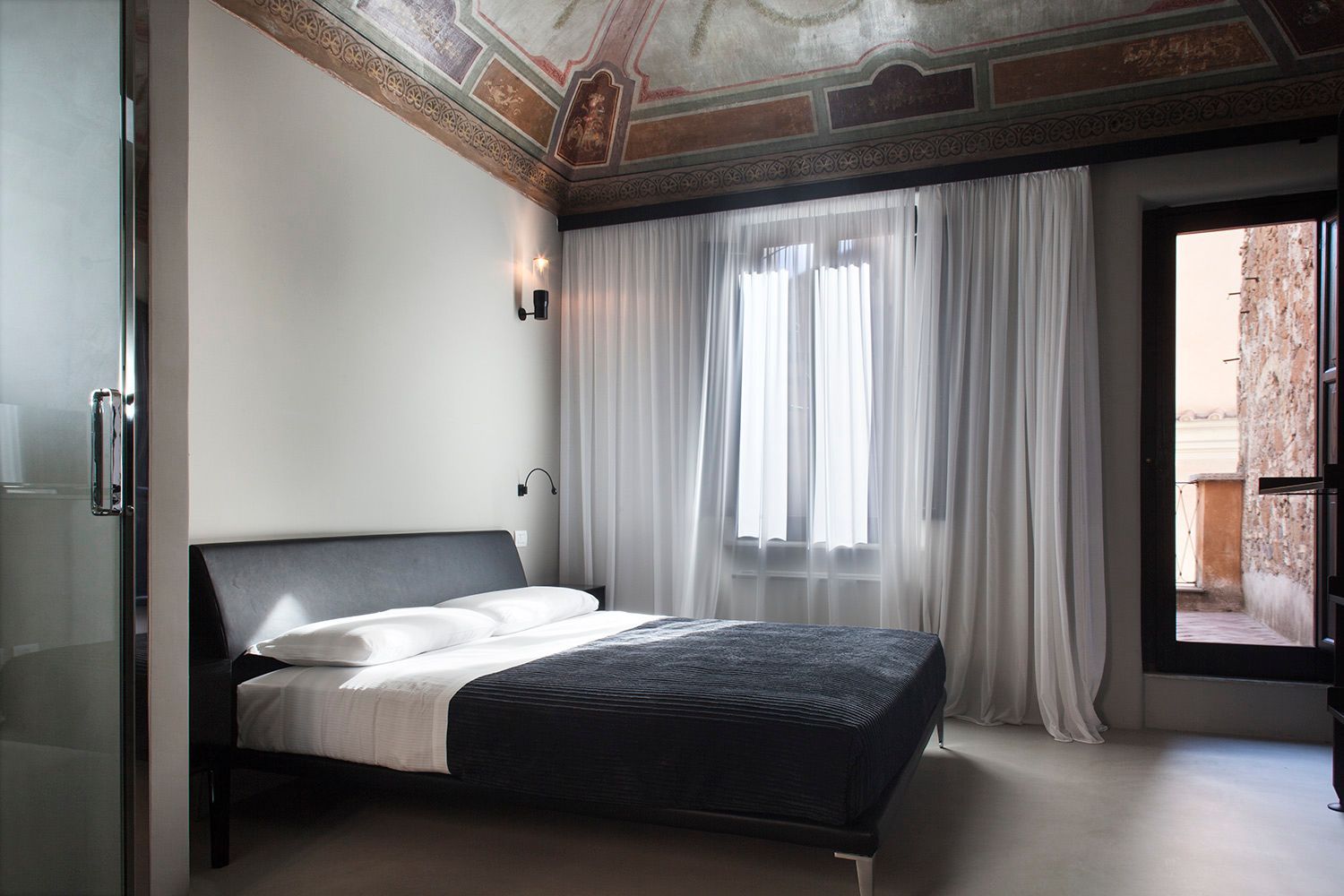 Un dormitorio con una cama grande y una ventana.