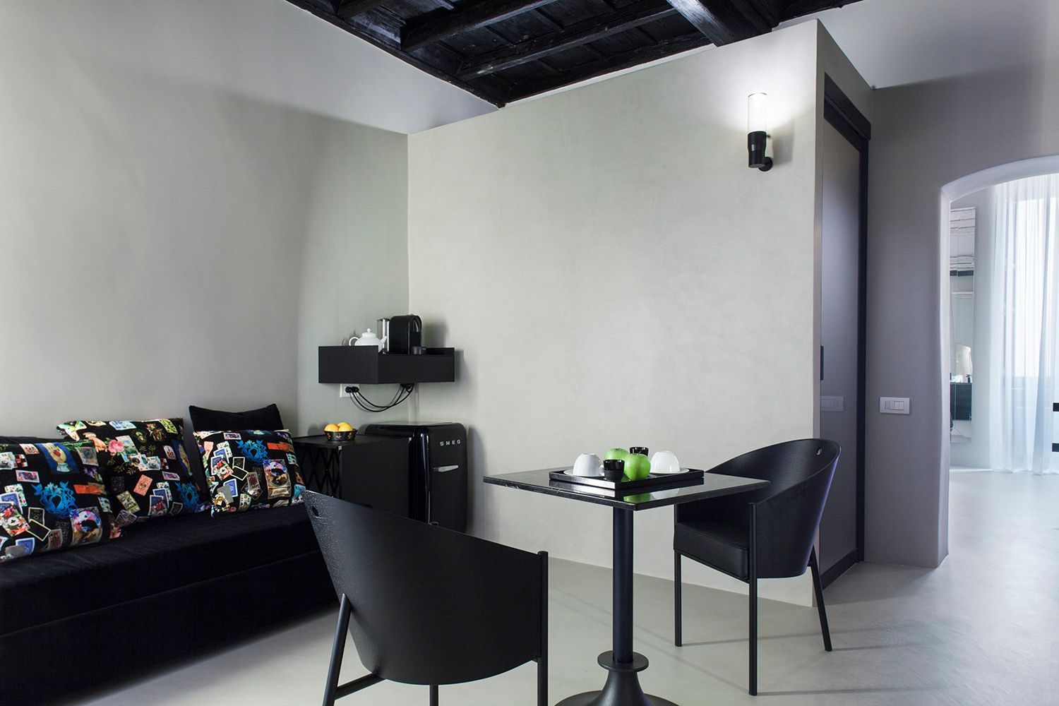 Una sala de estar con una mesa y sillas y un sofá.