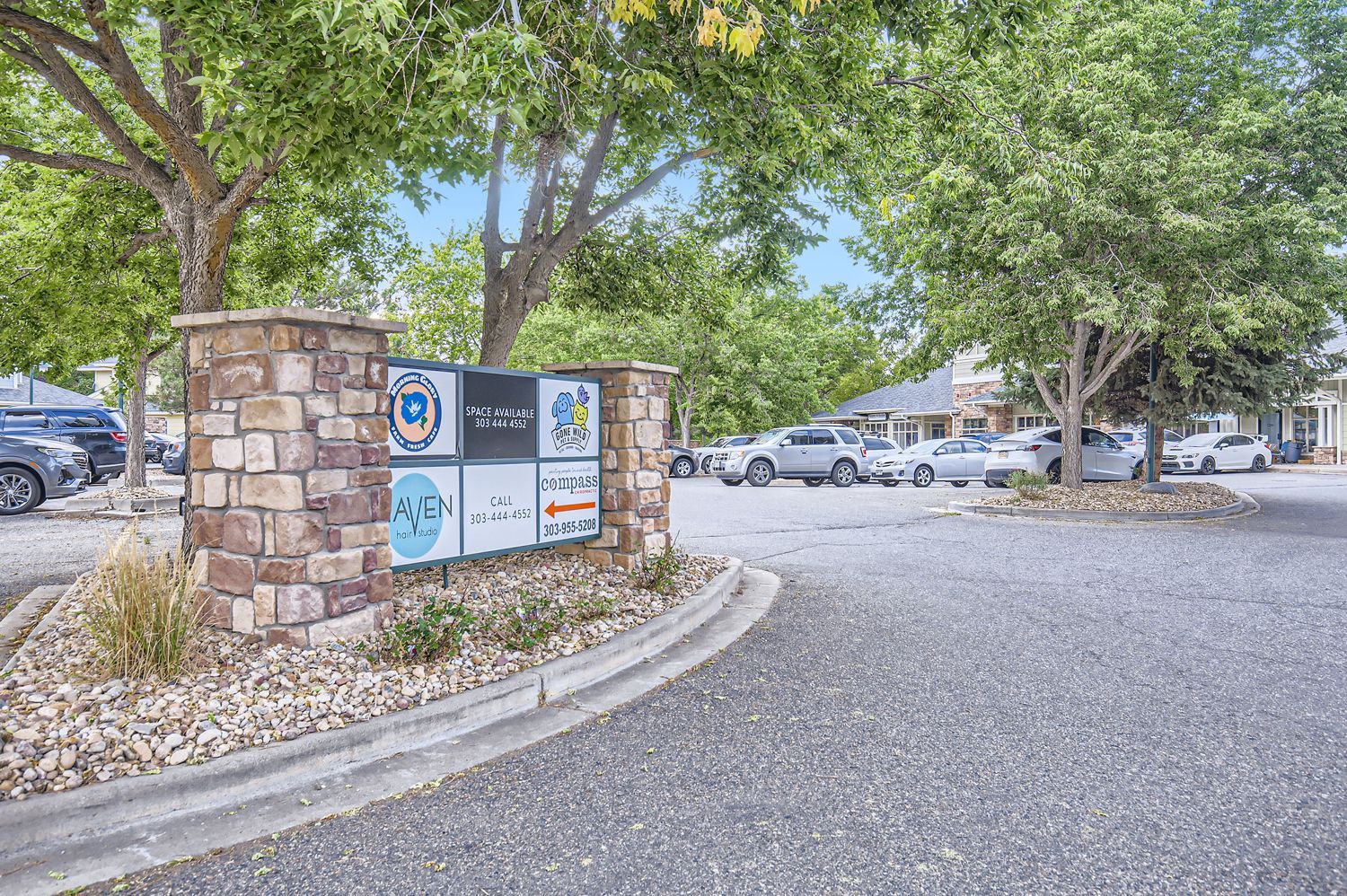 Outdoor sign for shopping center