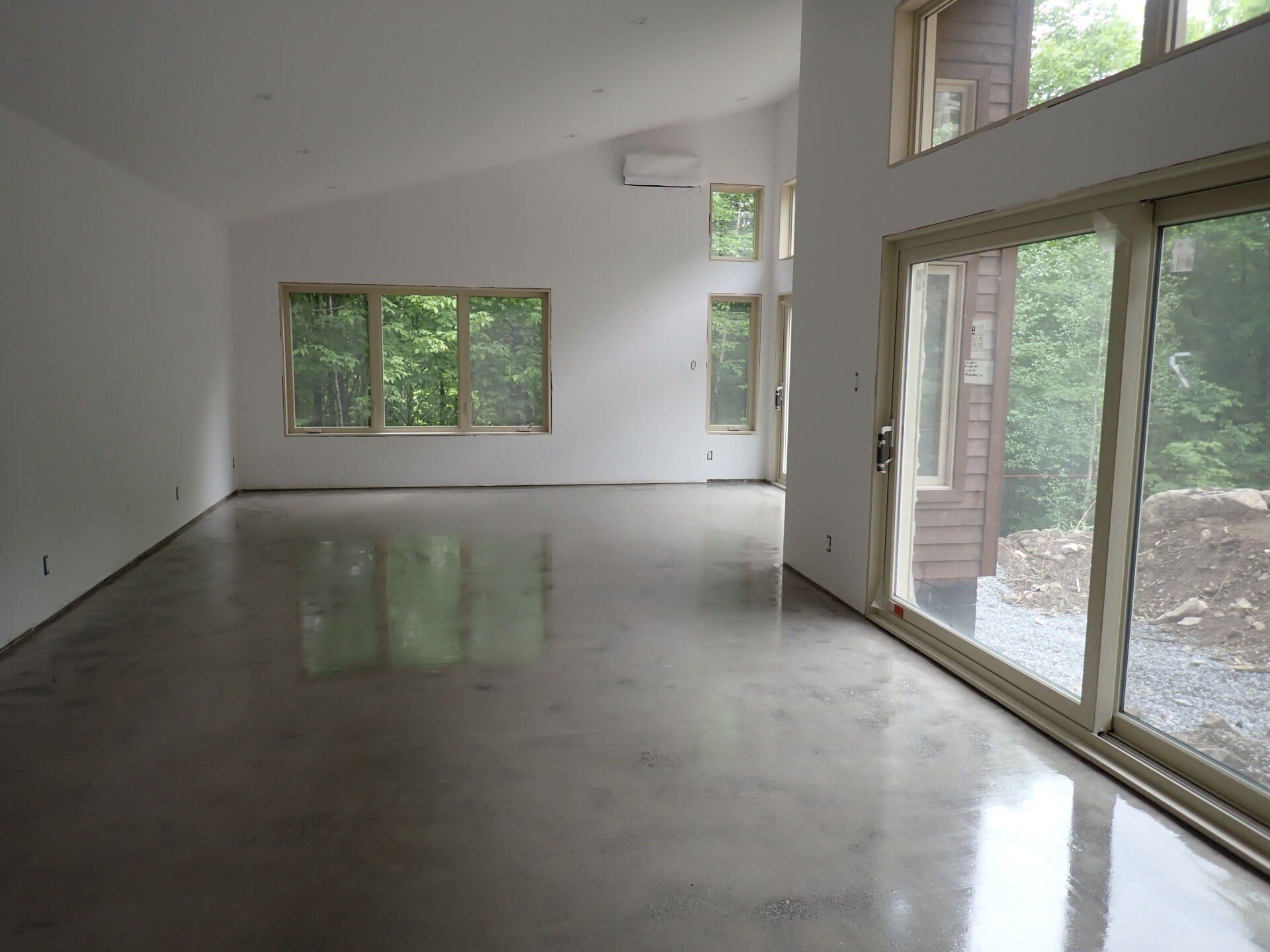Une grande pièce vide avec beaucoup de fenêtres