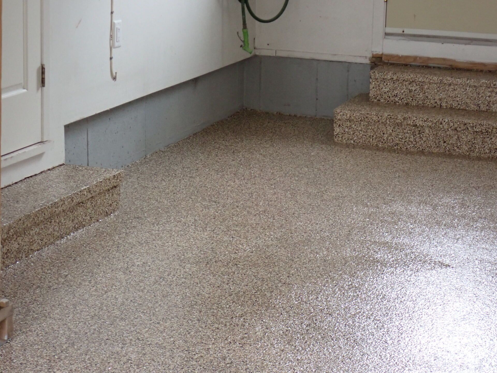 Un garage avec escalier et sol en béton