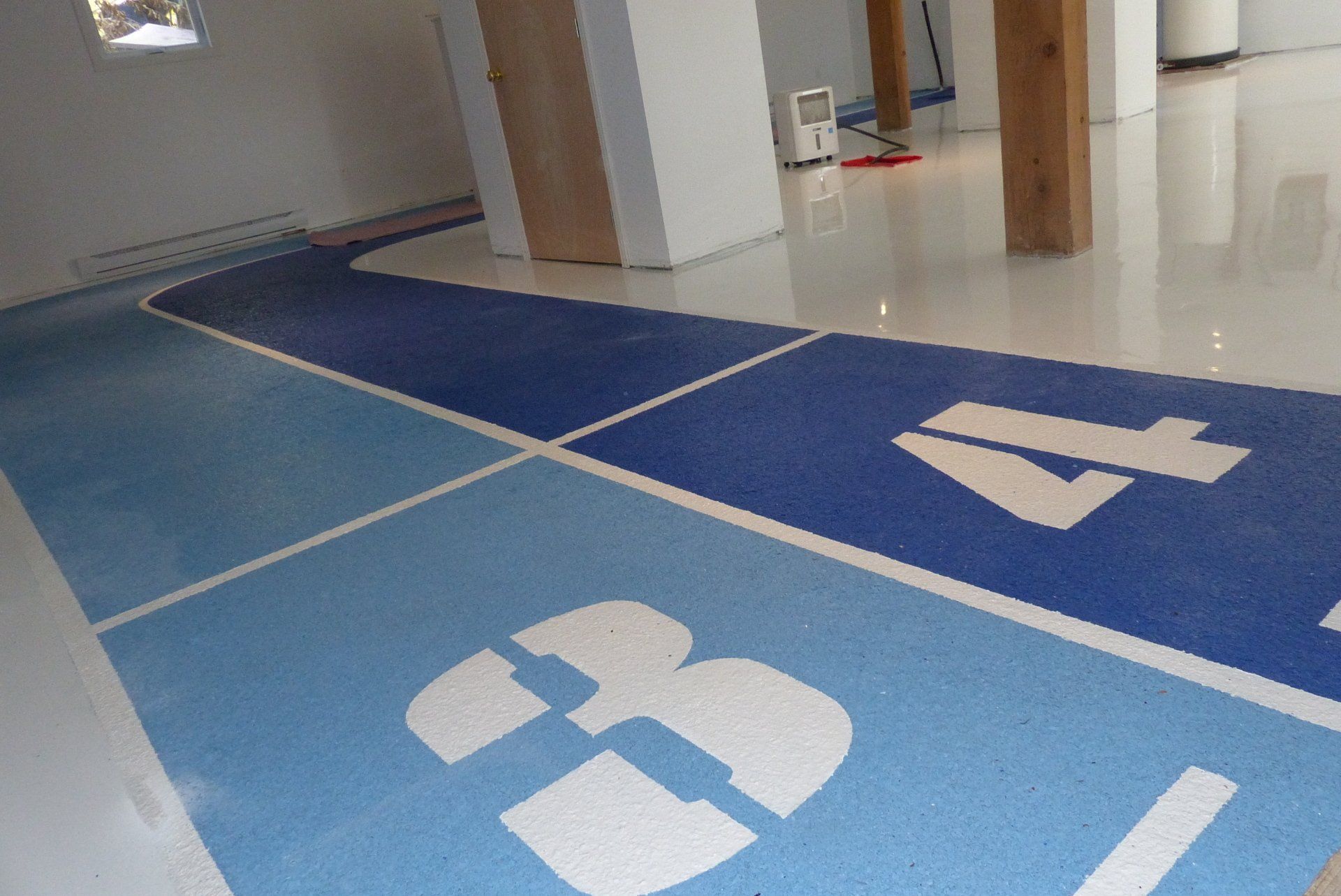 Un sol bleu et blanc avec les chiffres 3 et 4 peints dessus