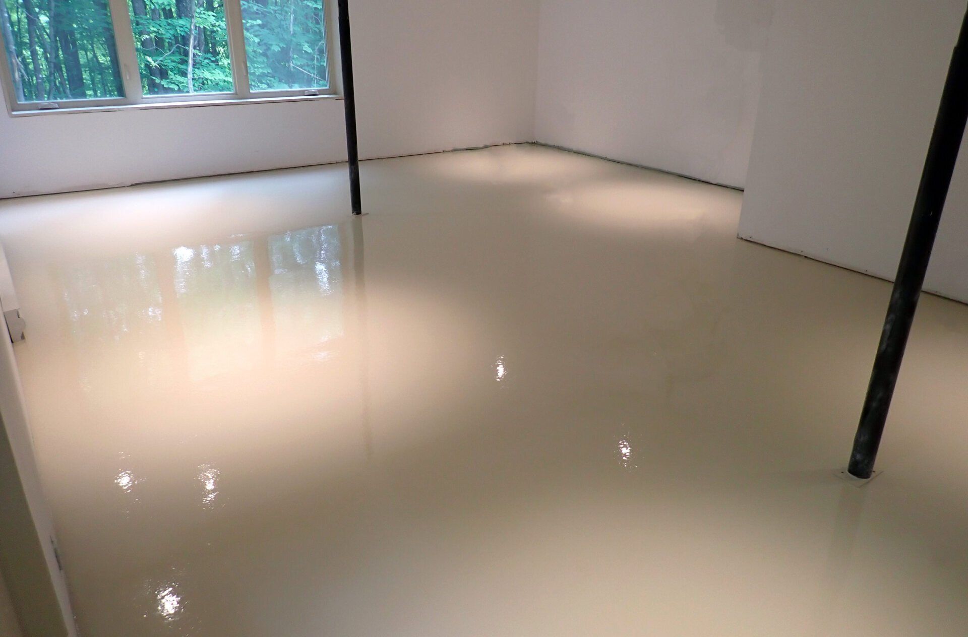 Une pièce avec un sol blanc et des murs blancs.