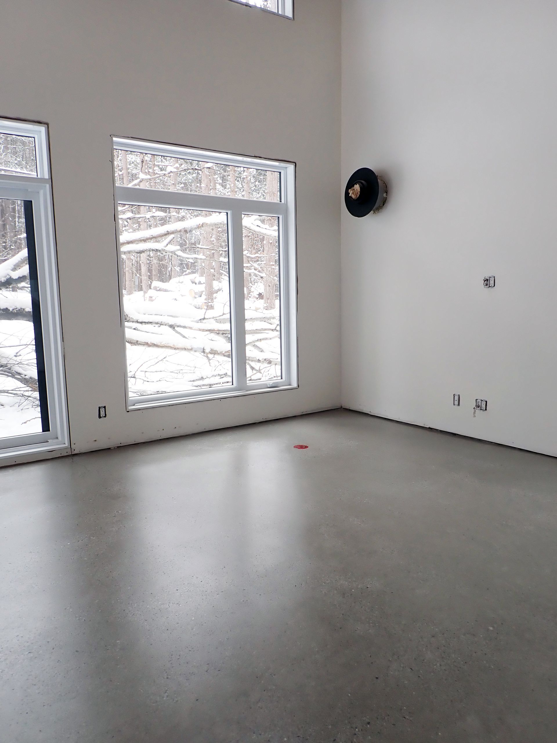 Une grande pièce vide avec beaucoup de fenêtres