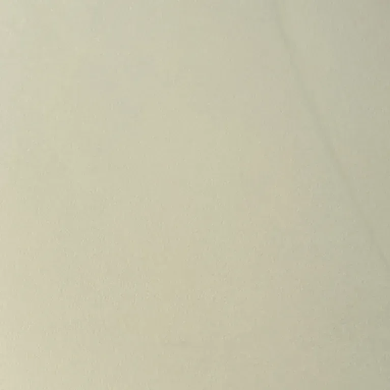 Un gros plan d'un morceau de papier blanc.