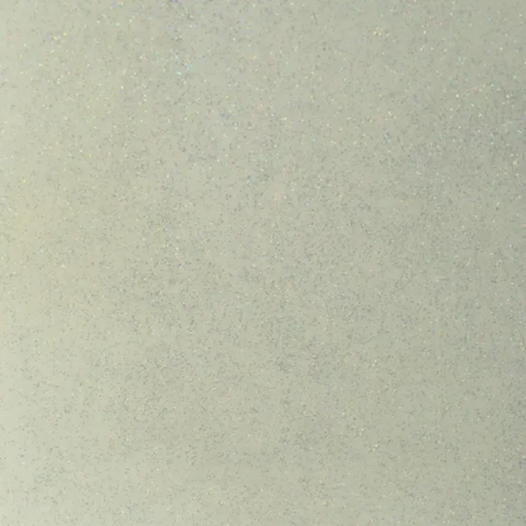 Un gros plan d'une tuile blanche avec une texture granuleuse.