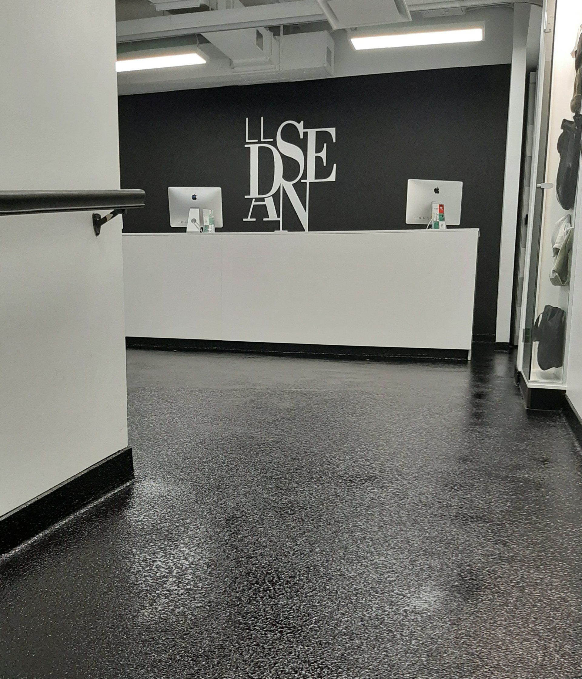 Une photo en noir et blanc d'une zone de réception avec le mot dse sur le mur