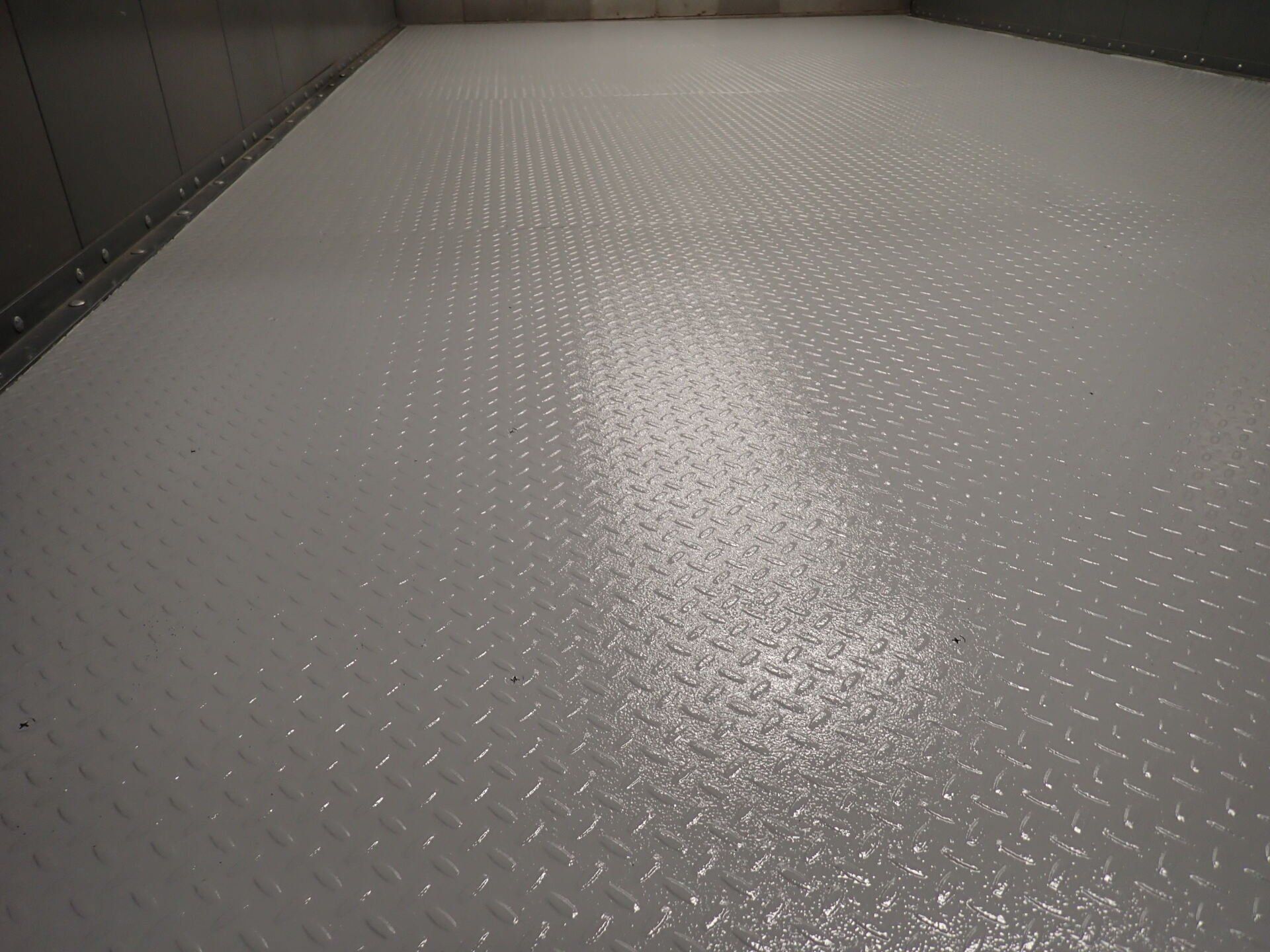 Un gros plan d'un sol blanc avec un motif en losange.