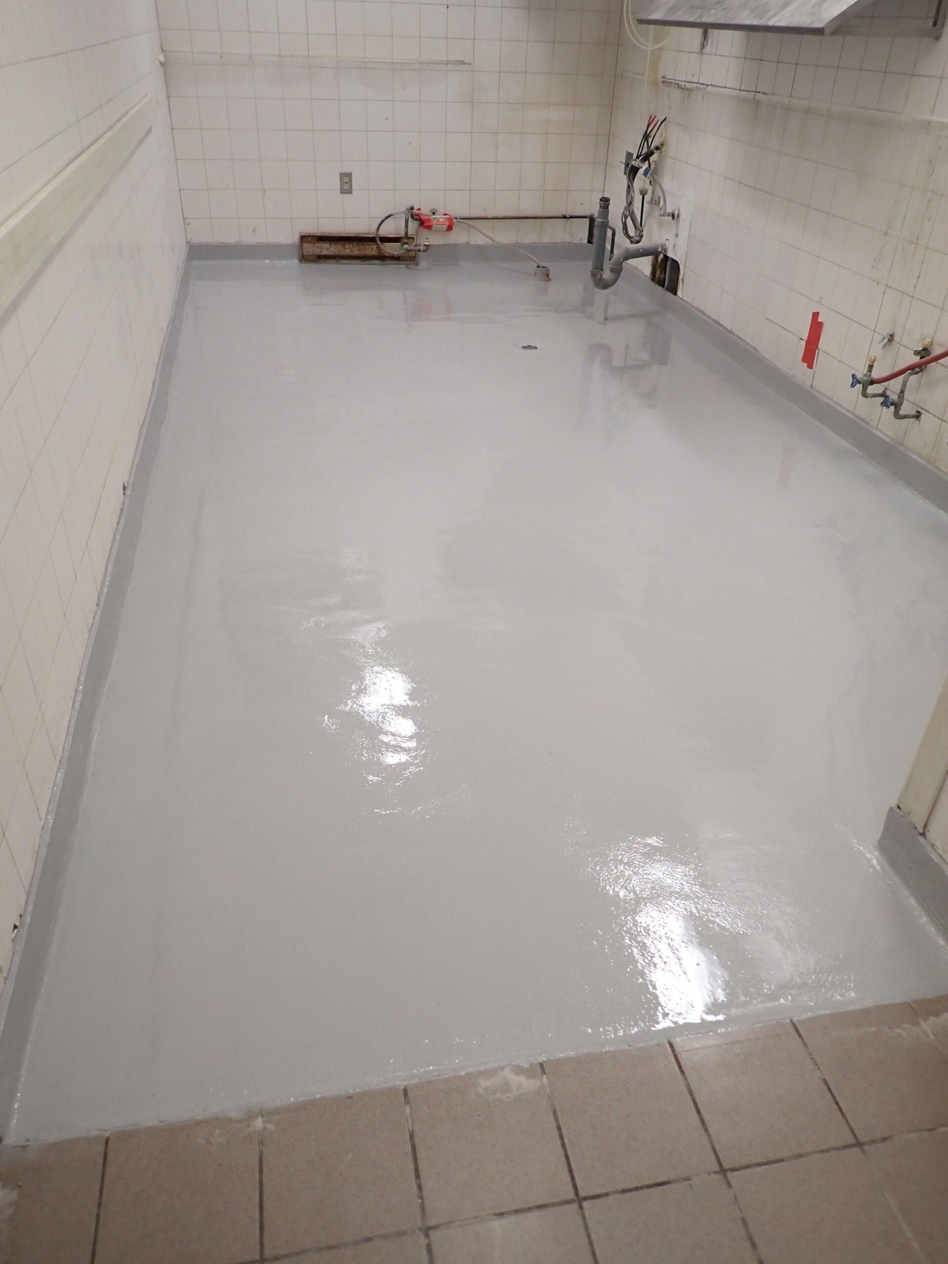 Une pièce avec un sol blanc et du carrelage blanc.