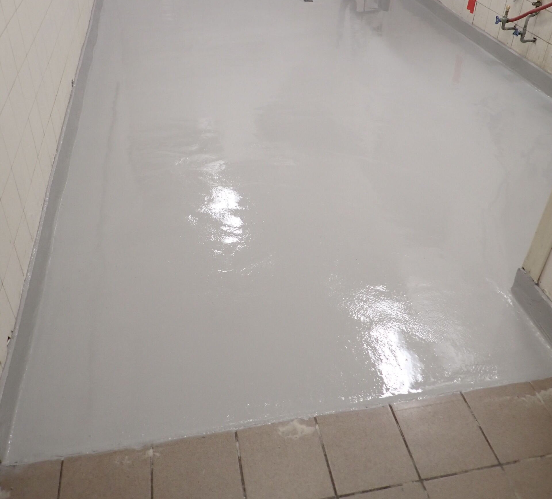 Un sol blanc avec un sol carrelé dans une pièce.