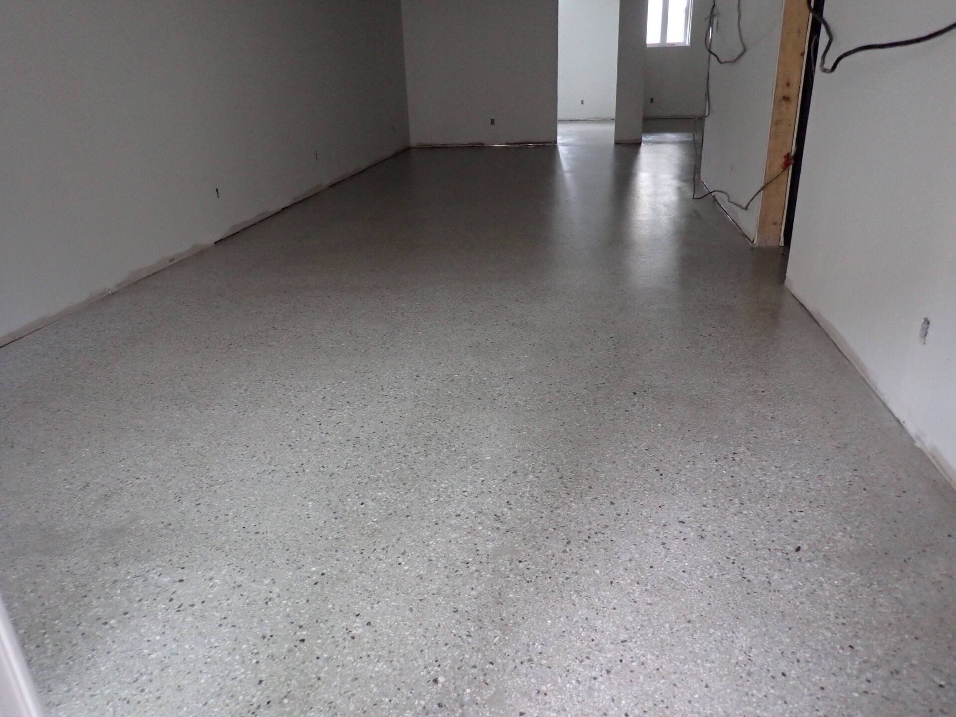 Une pièce avec un sol blanc et des murs blancs