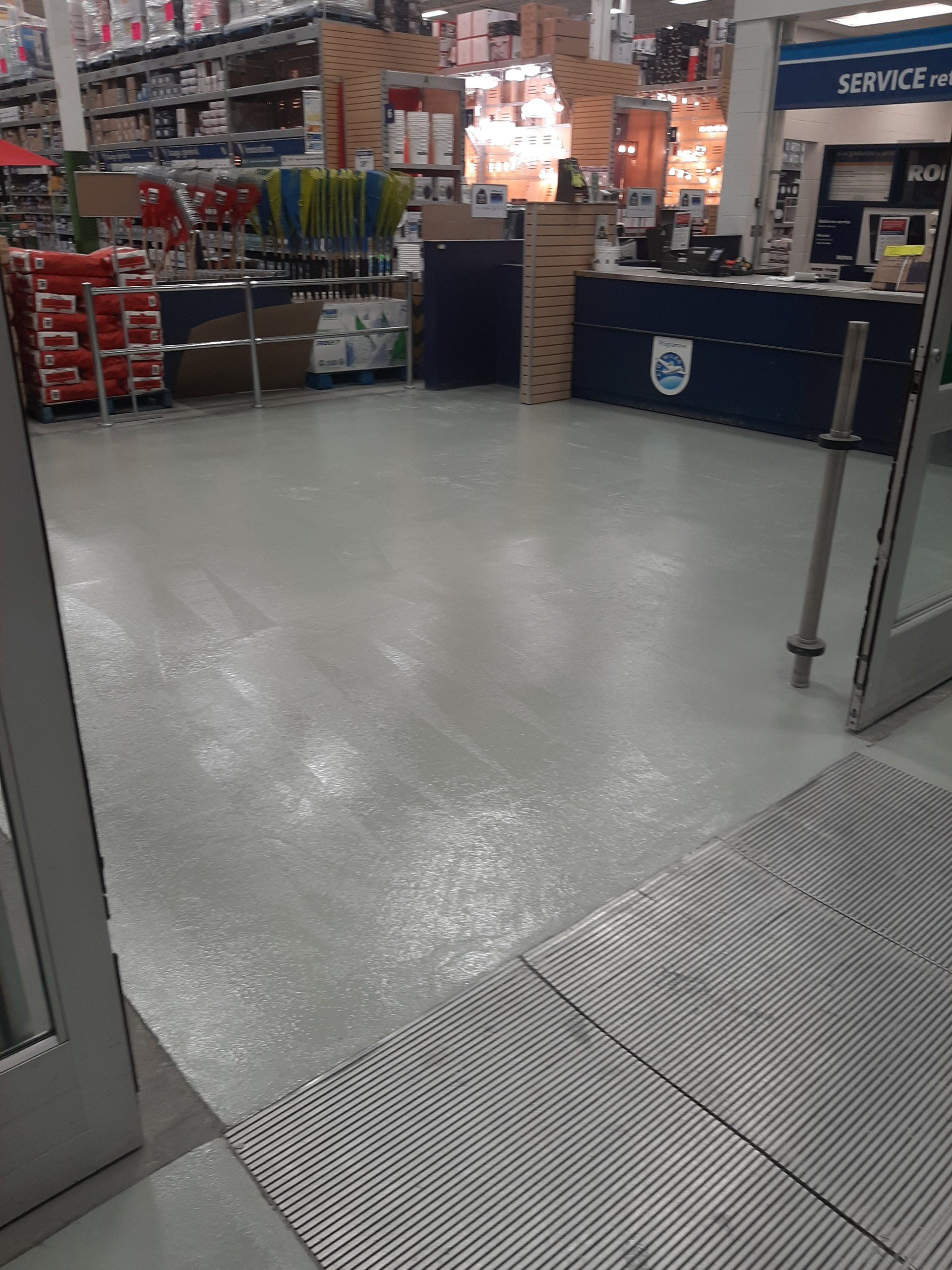 Un magasin avec un sol blanc et un comptoir bleu.