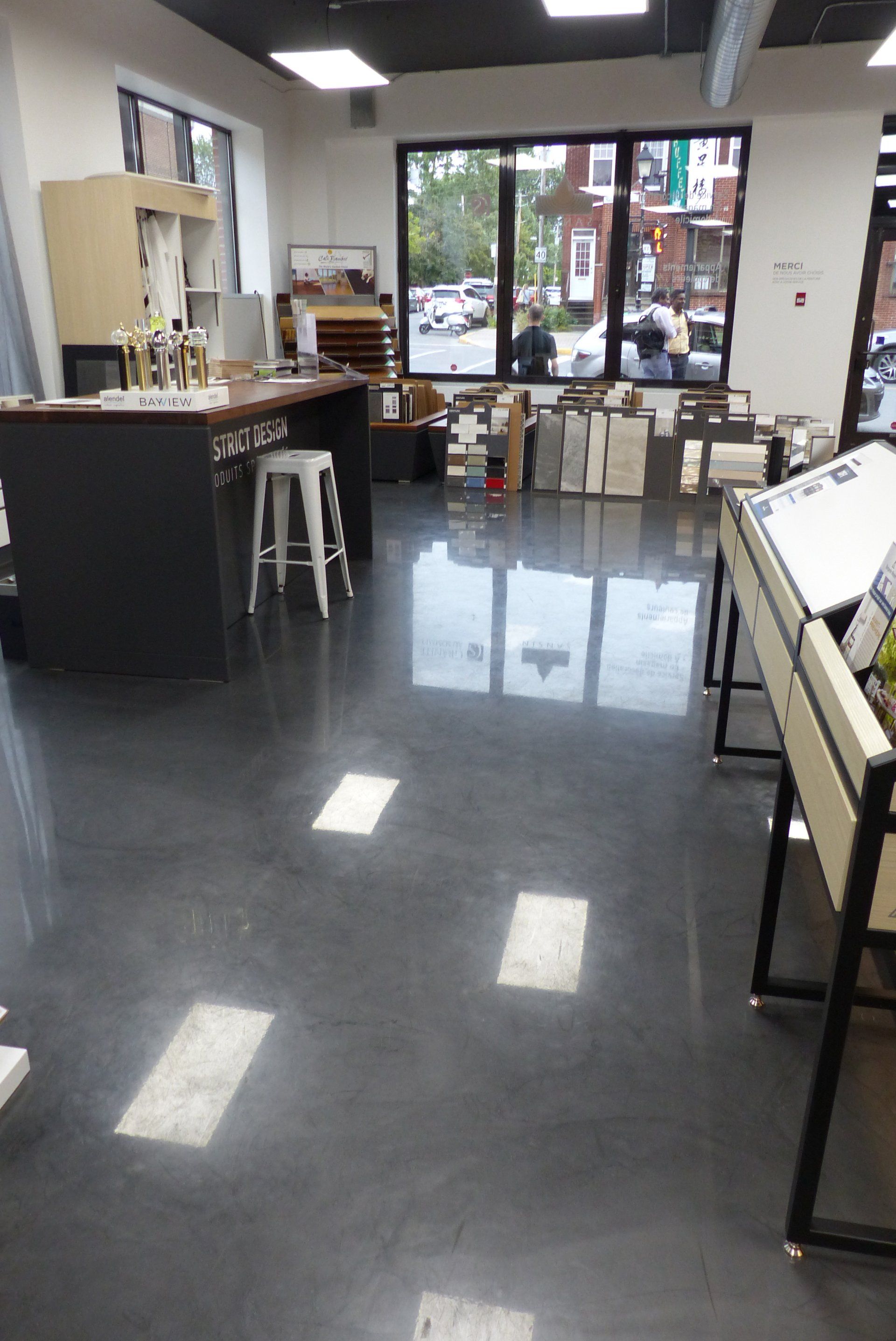 Une grande pièce avec beaucoup de meubles et beaucoup de fenêtres.