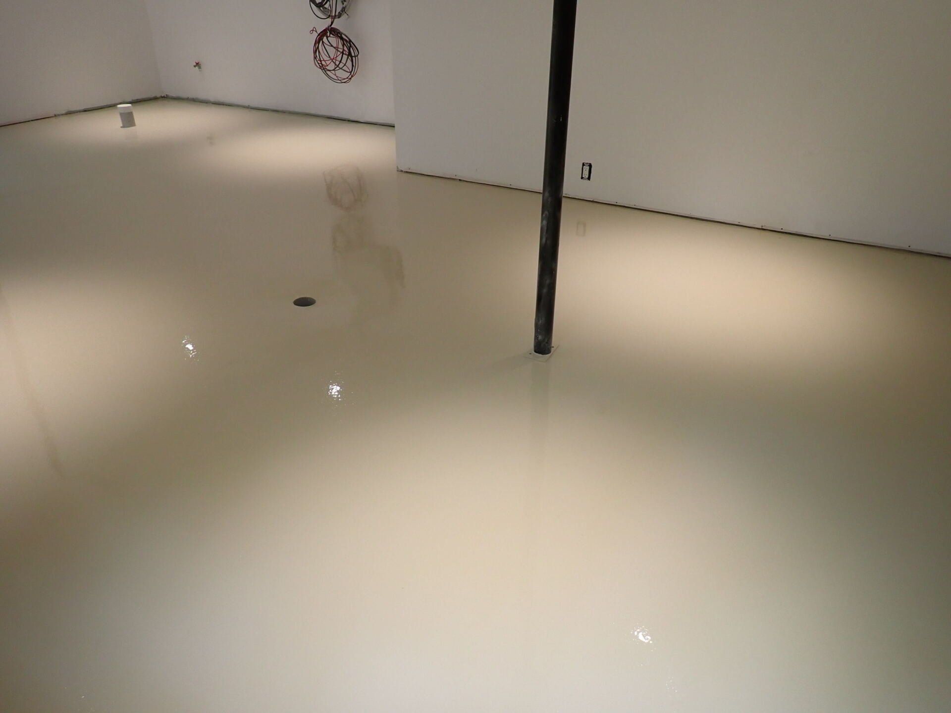 Un sol blanc avec un poteau noir au milieu