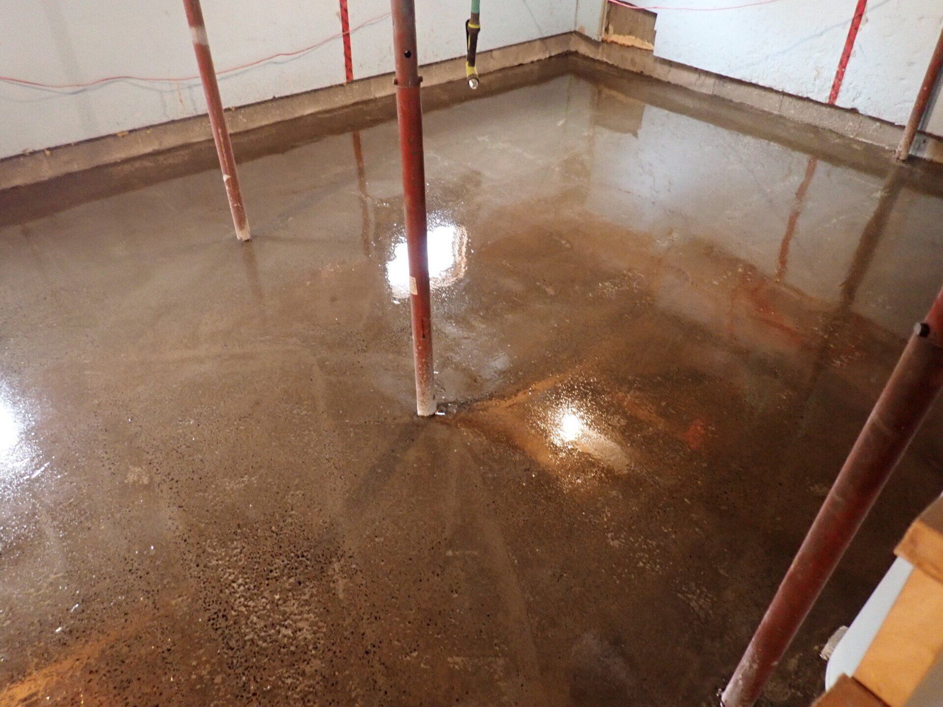 Un sous-sol inondé avec beaucoup d'eau sur le sol.