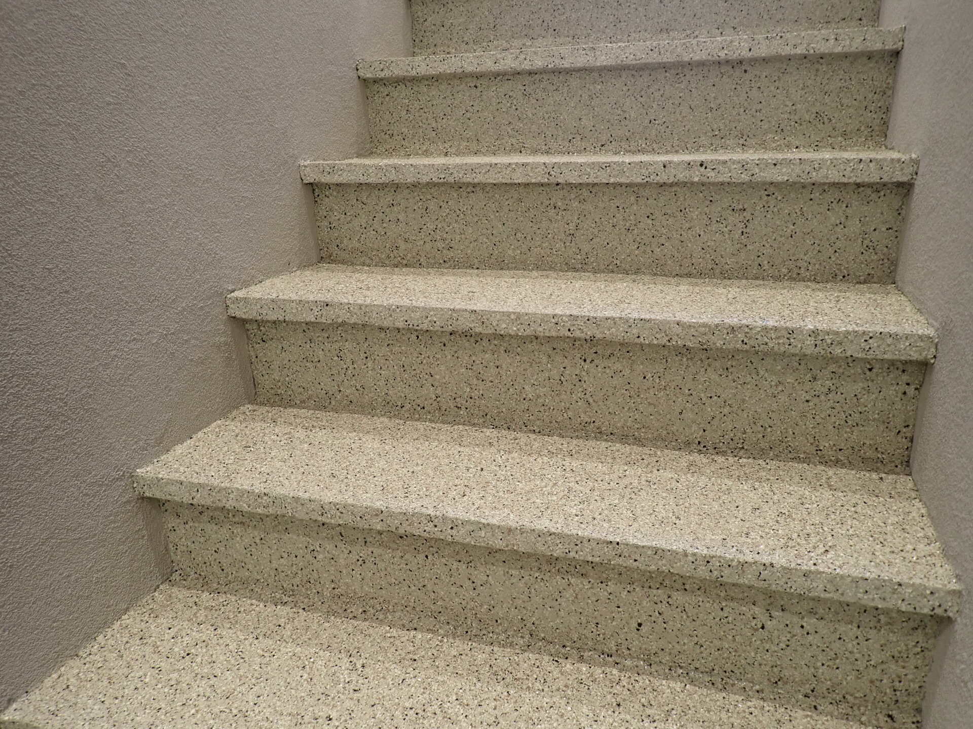 Un gros plan d'un escalier dans un bâtiment.