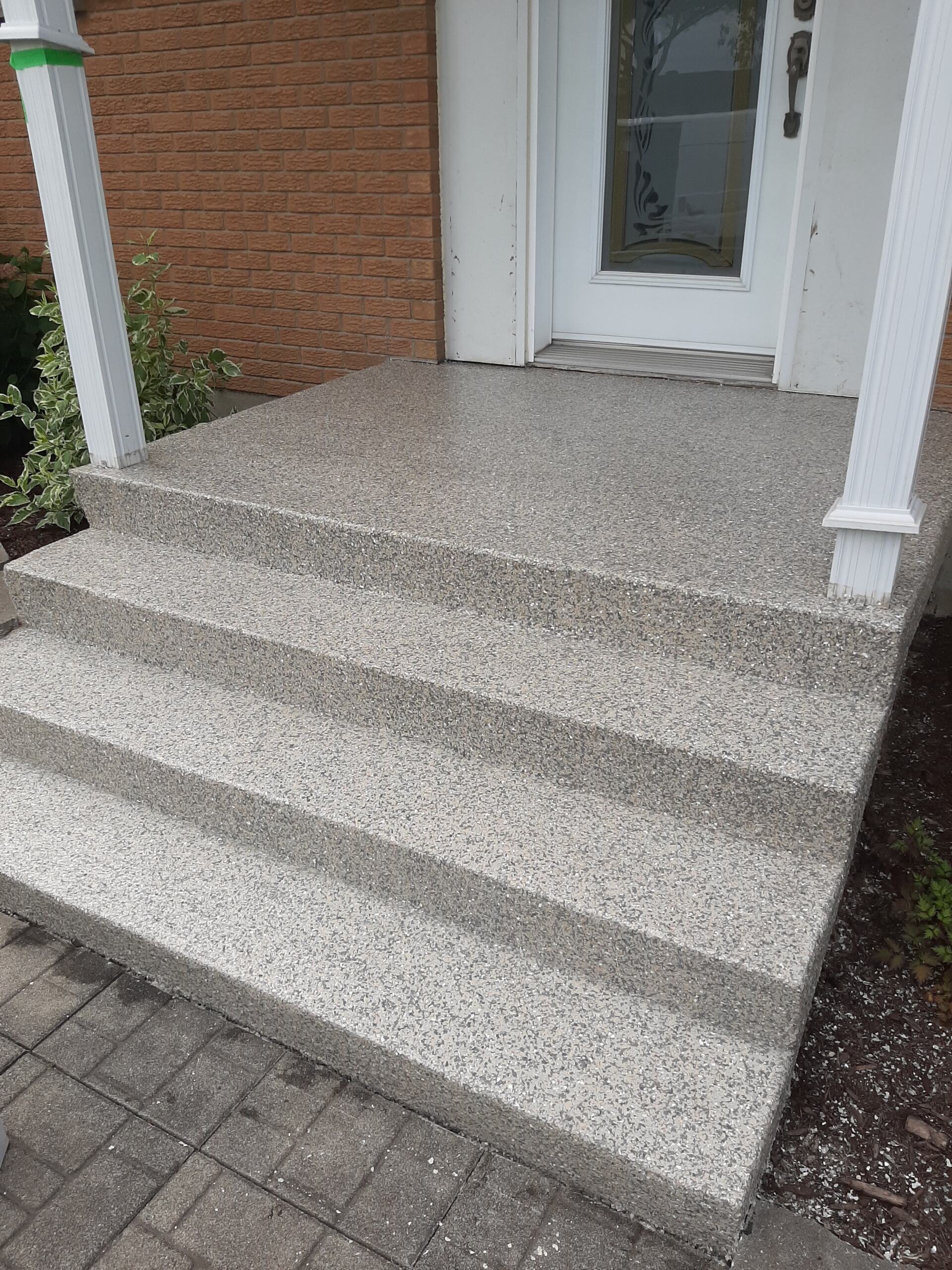 Un ensemble d'escaliers menant au porche d'une maison.