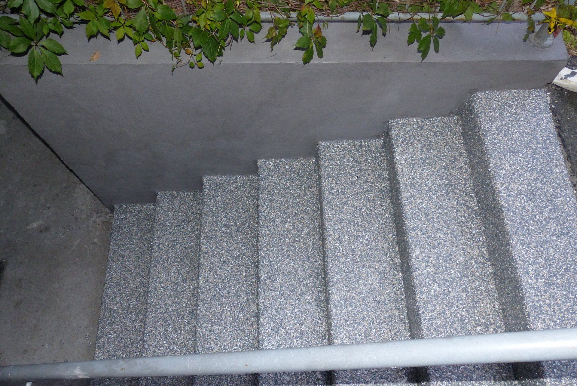 Un escalier menant à un bâtiment avec une balustrade en métal