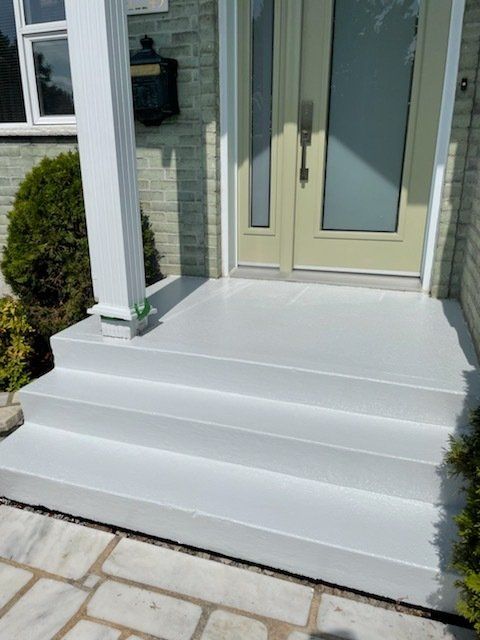 Le porche d'entrée d'une maison a été peint en blanc.