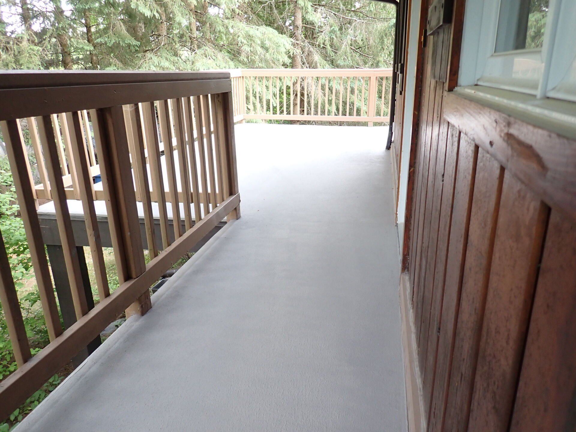 Une passerelle menant à une terrasse avec une balustrade en bois