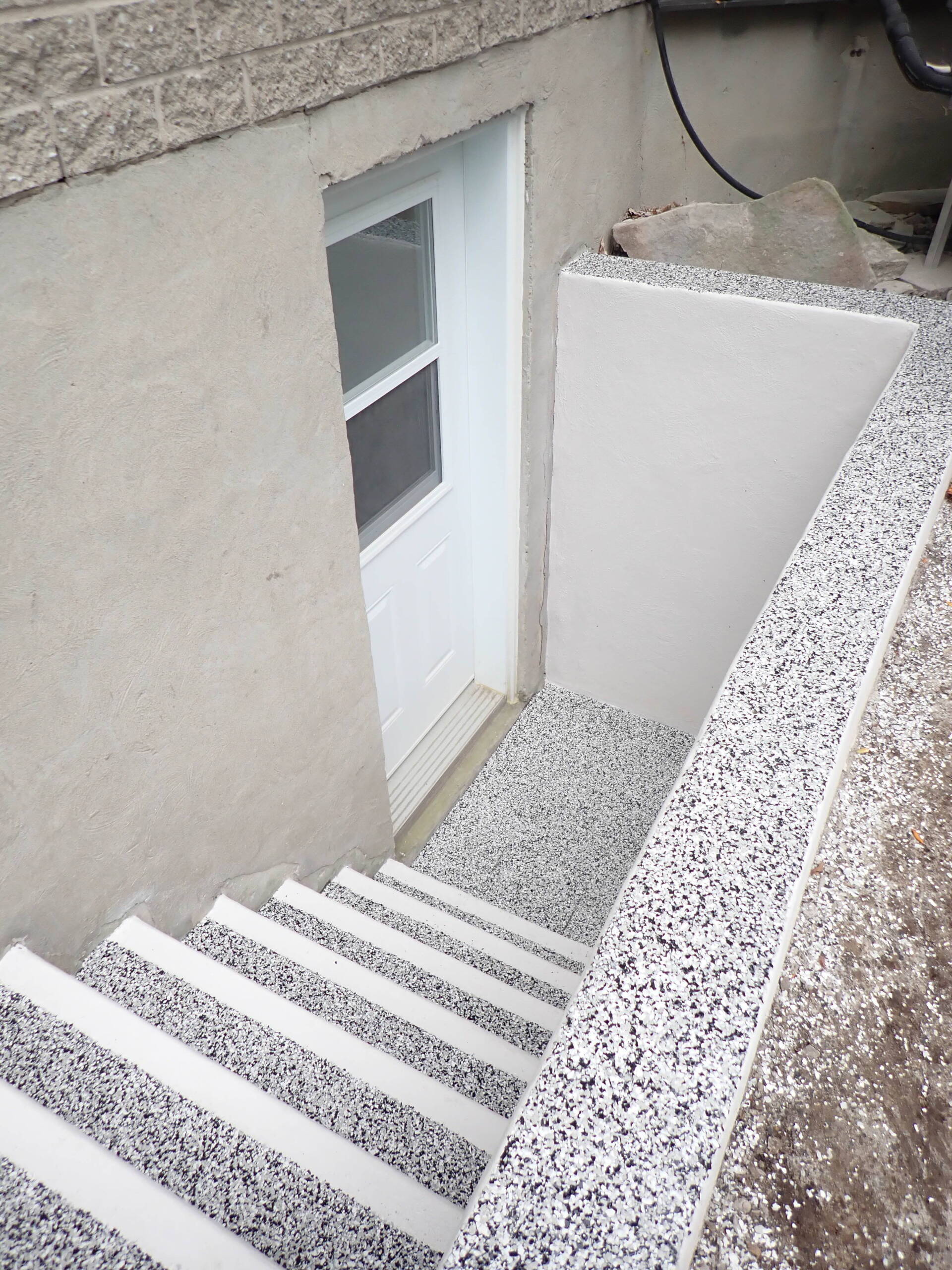 Un escalier menant à une porte de sous-sol