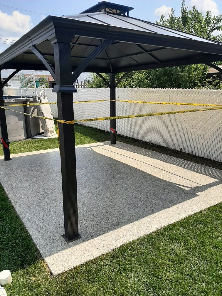 Un belvédère est assis au milieu d'une cour verdoyante.