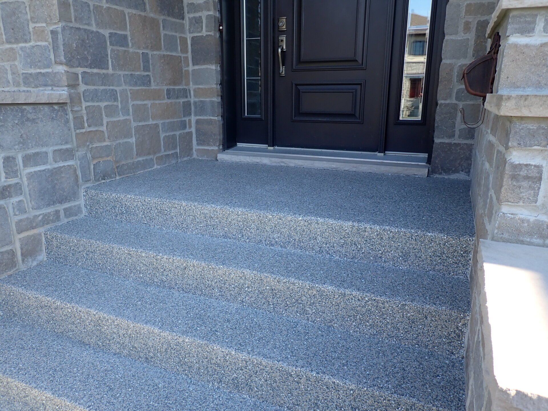 Escalier menant à la porte d'entrée d'une maison