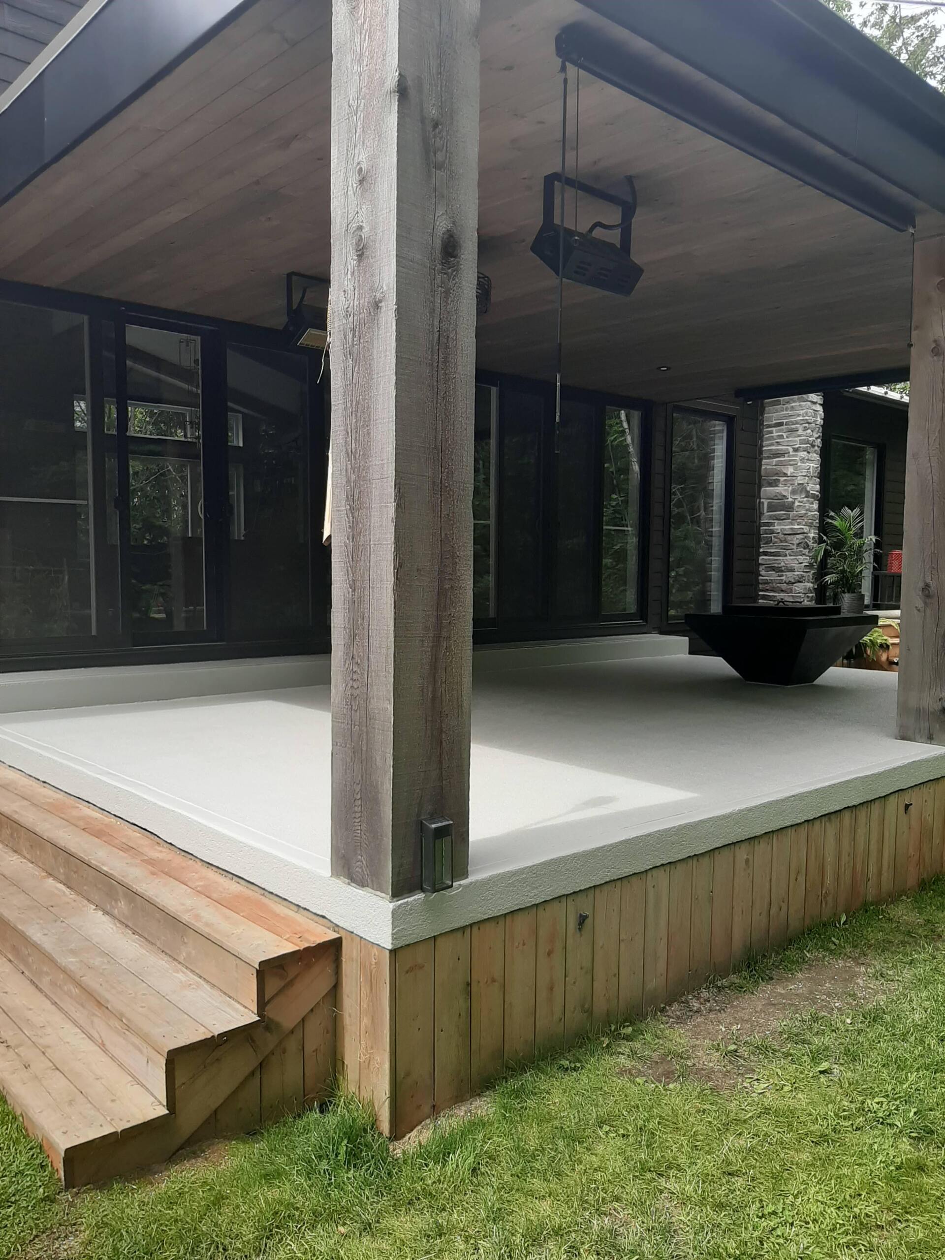 Une maison avec un porche couvert et des escaliers