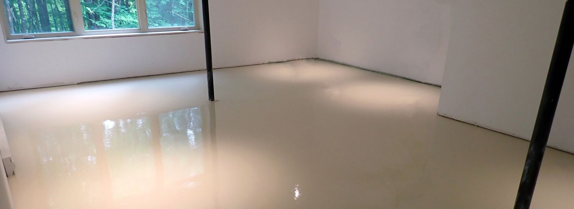 Une pièce avec un sol blanc et des murs blancs.